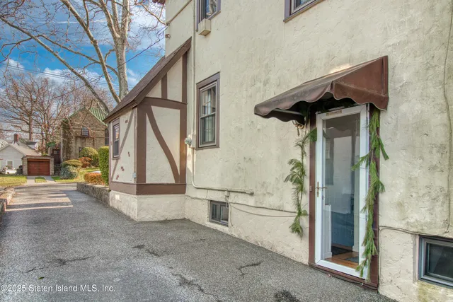 $929,000 | 58 Conyingham Avenue | Randall Manor