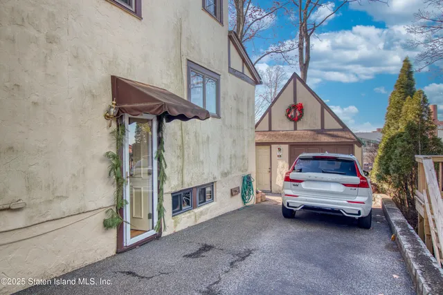 $929,000 | 58 Conyingham Avenue | Randall Manor