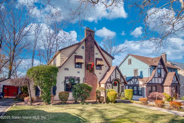 $929,000 | 58 Conyingham Avenue | Randall Manor