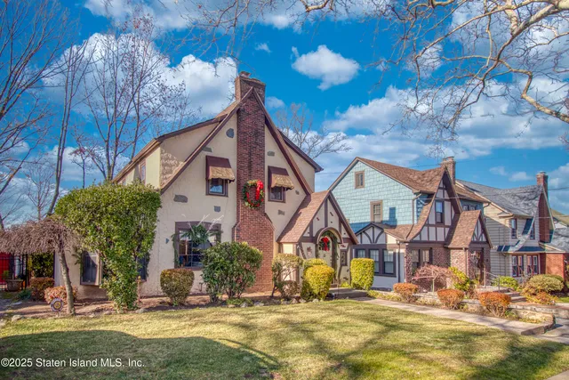 $929,000 | 58 Conyingham Avenue | Randall Manor