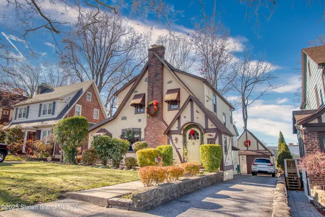 $929,000 | 58 Conyingham Avenue | Randall Manor