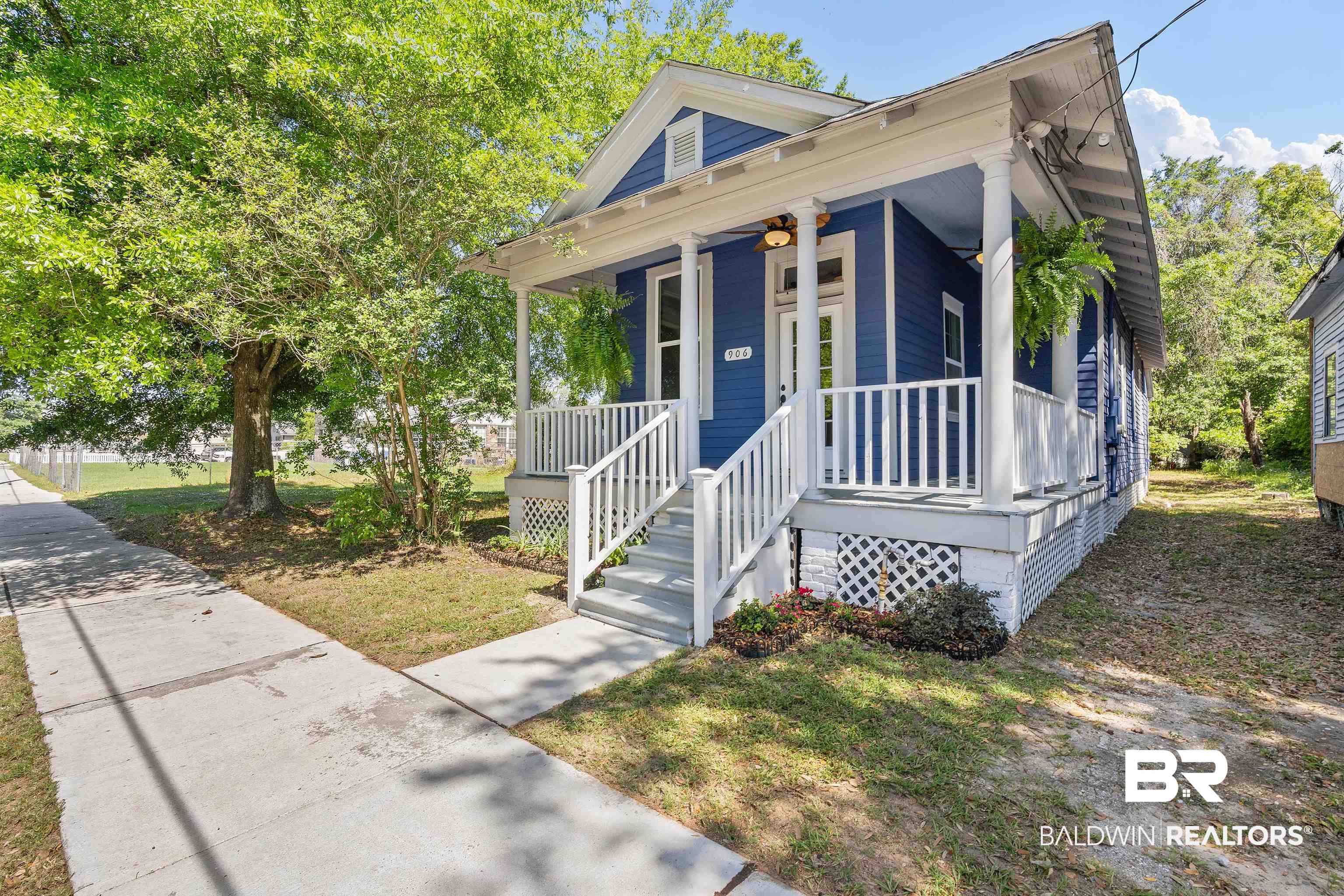906 Texas Street Mobile, AL 36604 - Photo 2 of 25 View of front facade featuring covered porch