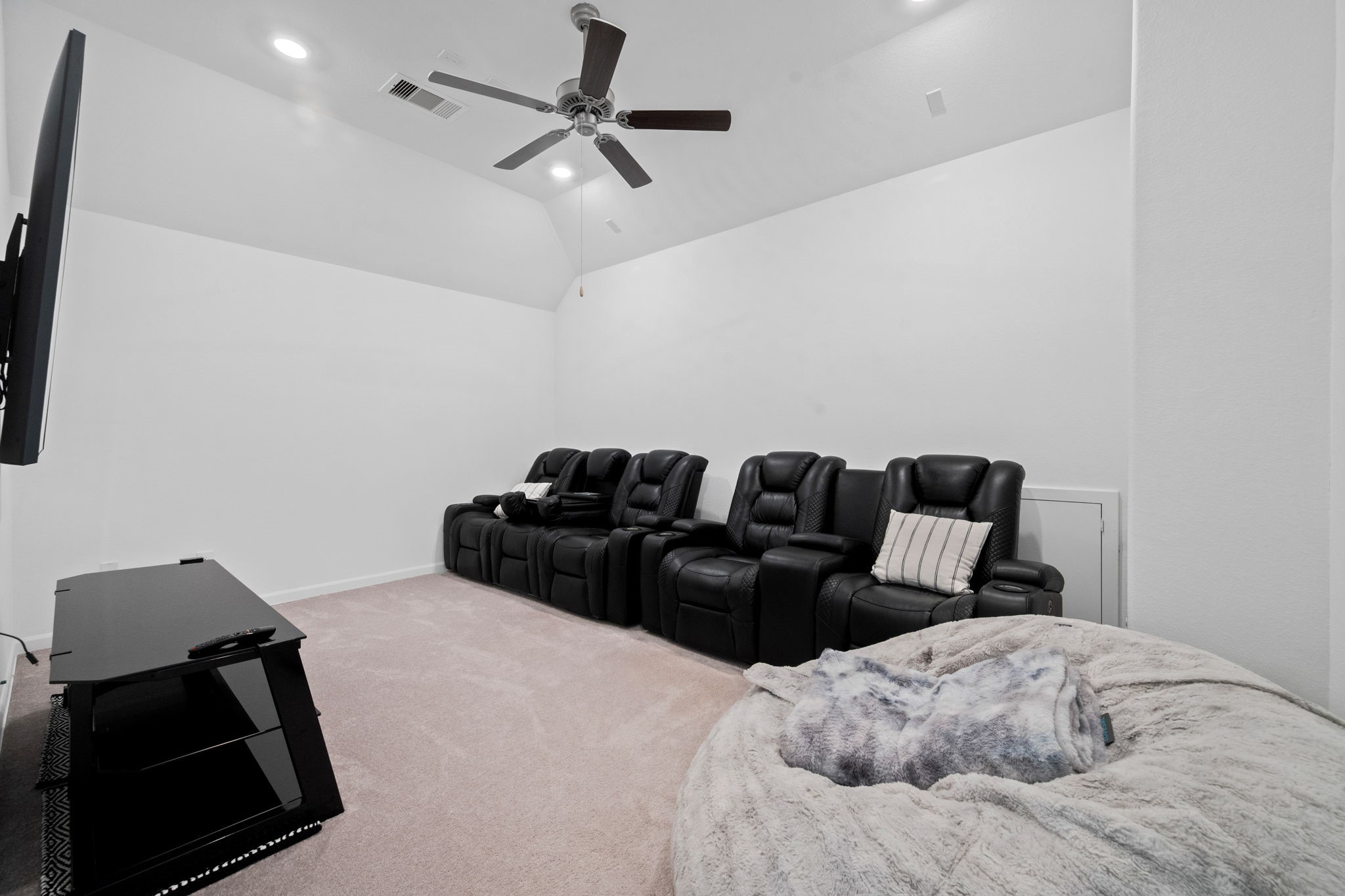 4218 Redford Valley Road Rosharon, TX 77583 - Photo 21 of 36 a living room with furniture