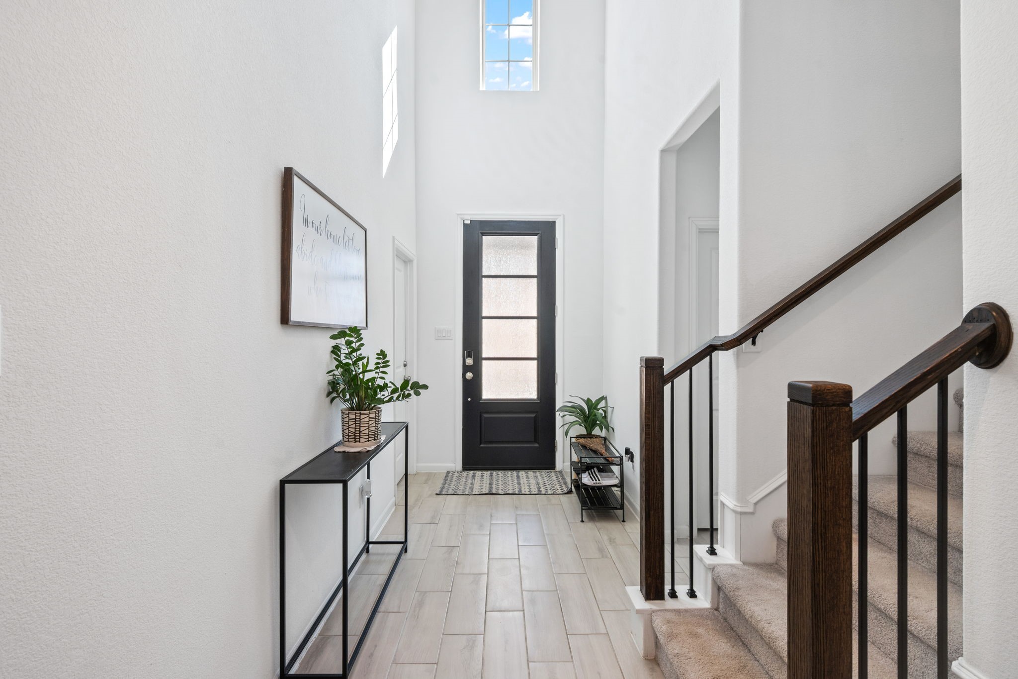 4218 Redford Valley Road Rosharon, TX 77583 - Photo 4 of 36 a hallway with windows and flowers
