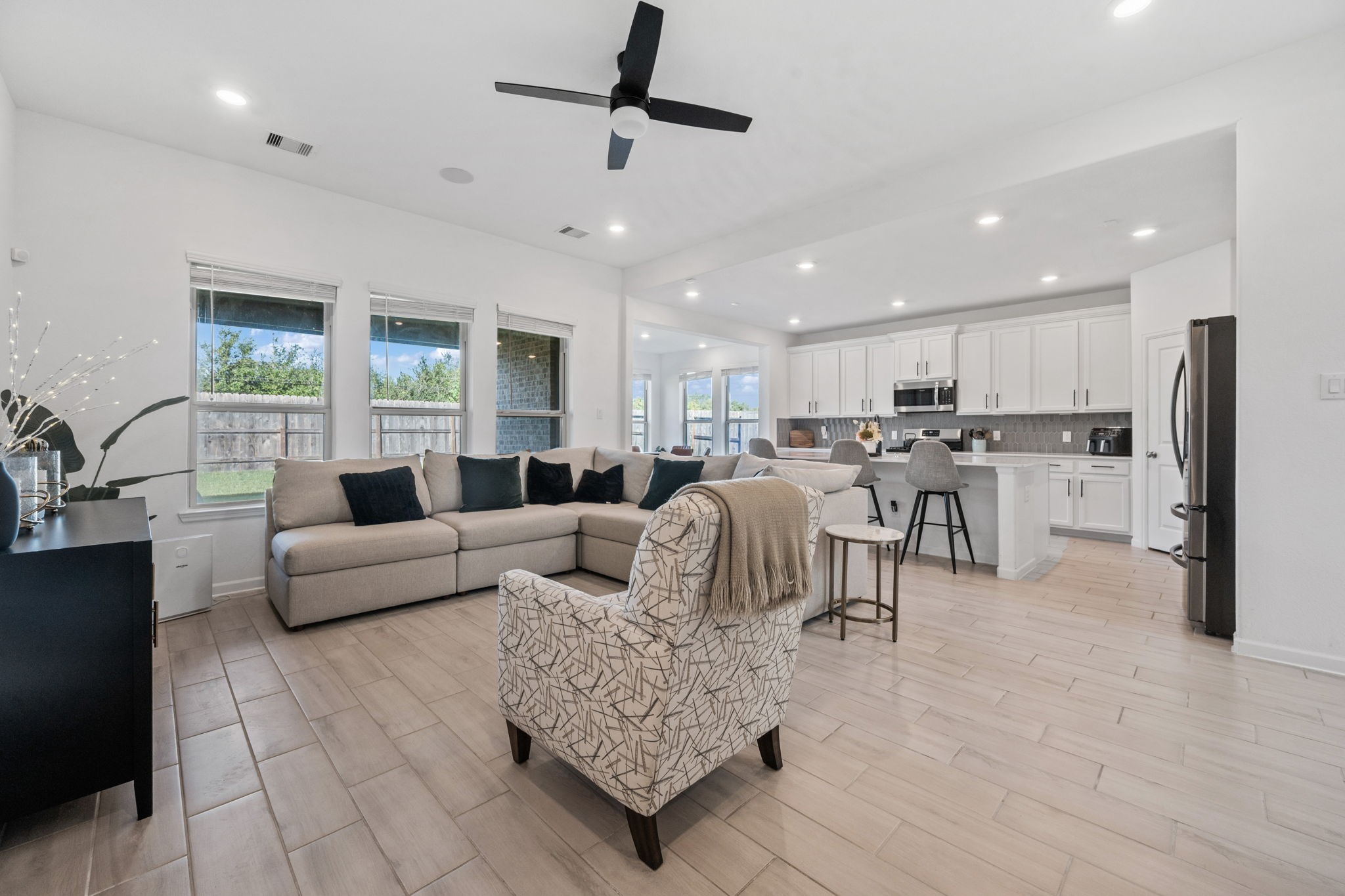 4218 Redford Valley Road Rosharon, TX 77583 - Photo 6 of 36 a living room with furniture and a large window