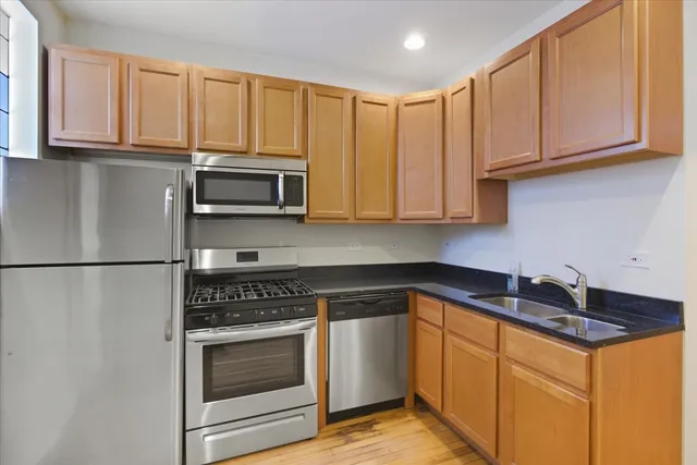 $3,450 | 4641 North Rockwell Street, Unit 2, Chicago, IL 60625