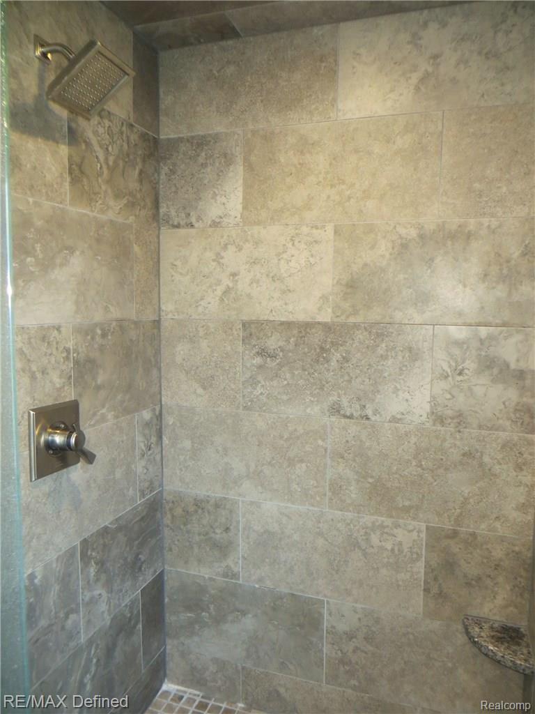 2050 Warrington Road Rochester, MI 48307 - Photo 13 of 22 Over Sized Shower