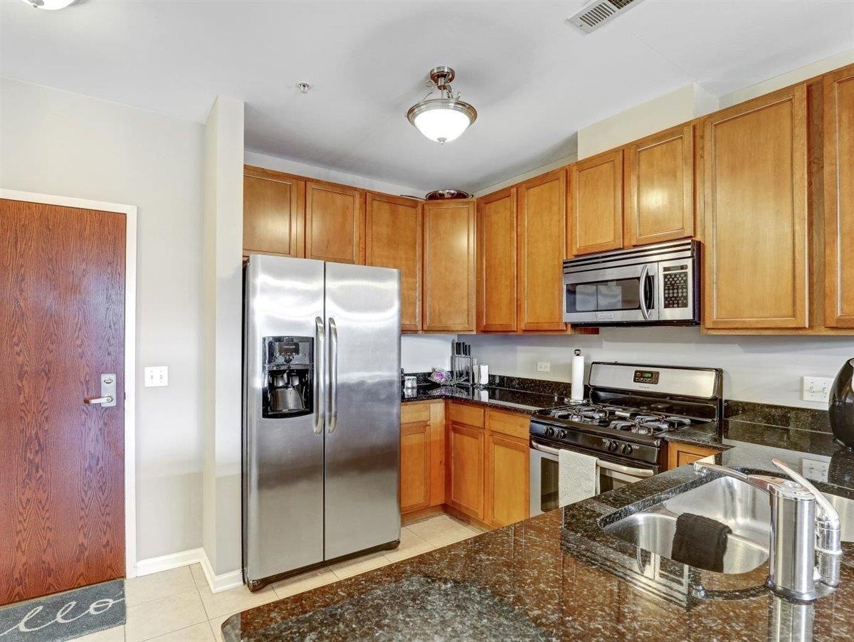 6436 Roosevelt Road, Unit 208 Oak Park, IL 60304 - Photo 3 of 4