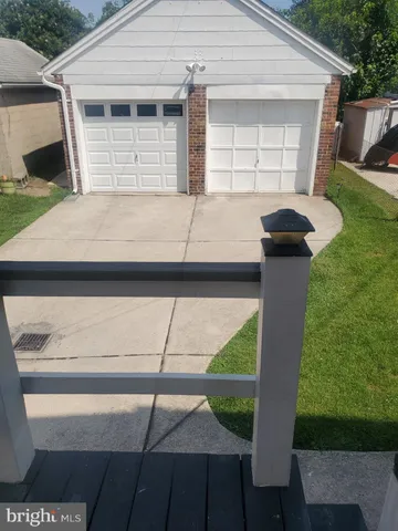 a front view of house with yard