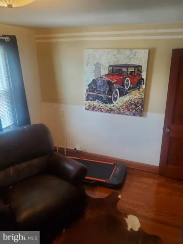 a room with lots of trees and flowers