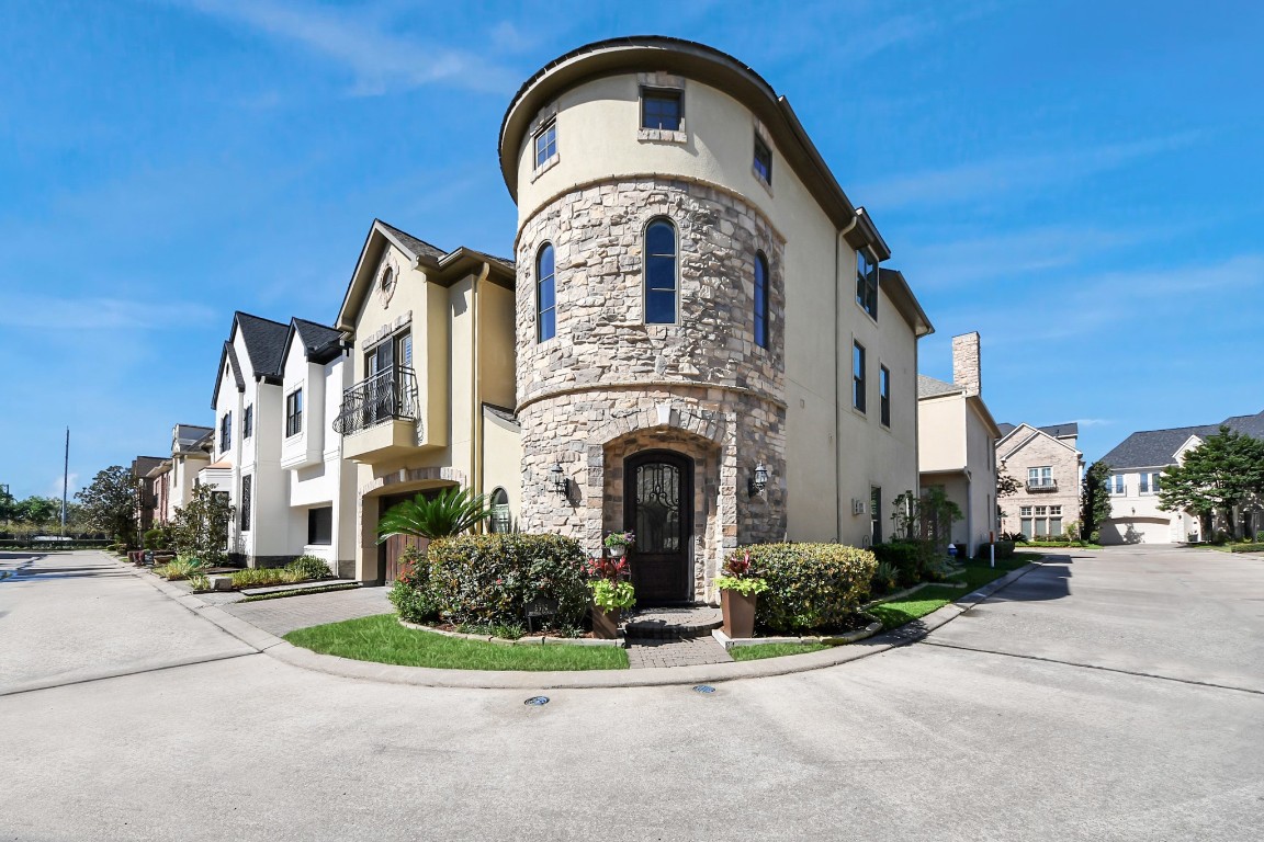 6302 Hermann Lake Drive Houston, TX 77021 - Photo 3 of 50 a front view of a house with a garden
