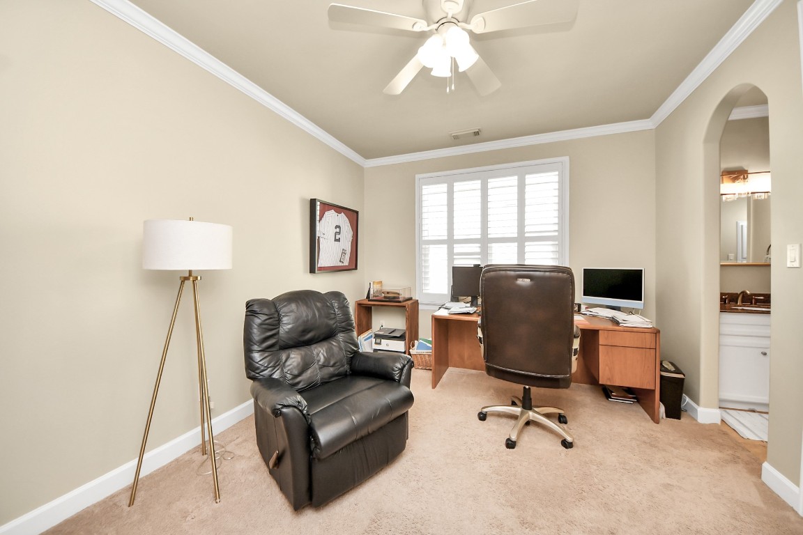6302 Hermann Lake Drive Houston, TX 77021 - Photo 34 of 50 a living room with furniture