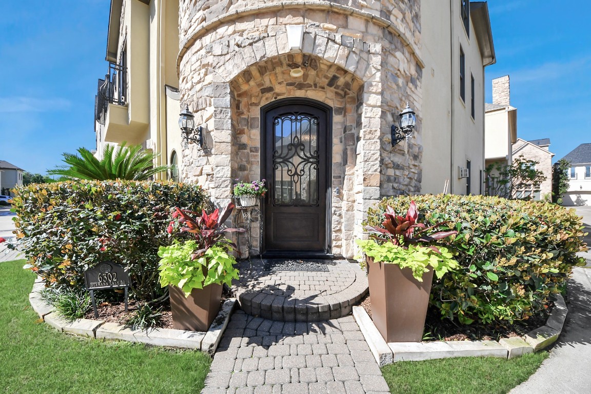 6302 Hermann Lake Drive Houston, TX 77021 - Photo 4 of 50 a front view of a house with a garden