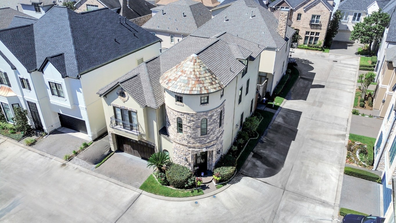 6302 Hermann Lake Drive Houston, TX 77021 - Photo 5 of 50 an aerial view of a house with garden