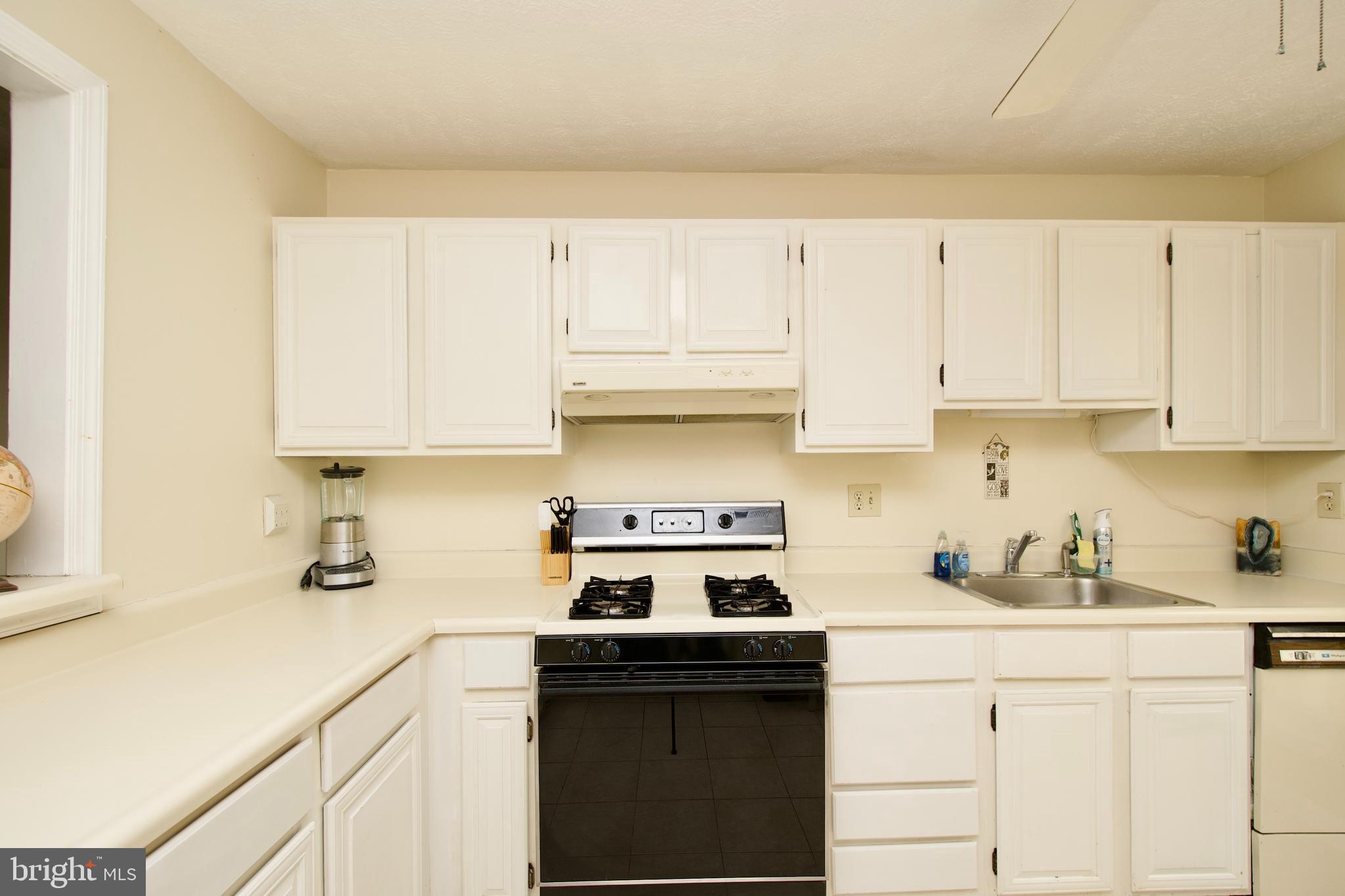 10066 Oakton Terrace Road, Unit 10066 Oakton, VA 22124 - Photo 15 of 35 Kitchen