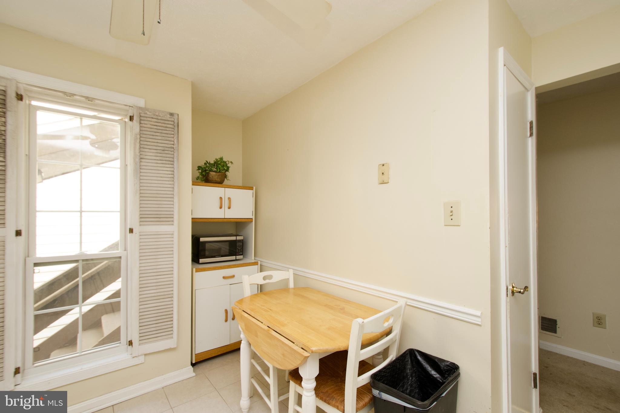 10066 Oakton Terrace Road, Unit 10066 Oakton, VA 22124 - Photo 19 of 35 ESIK Kitchen