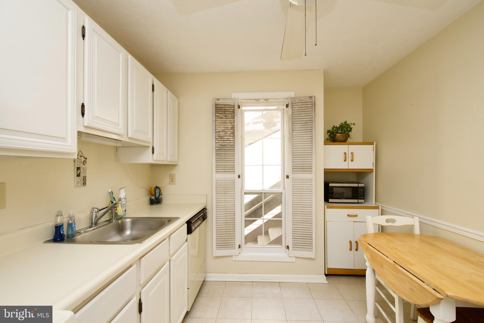 10066 Oakton Terrace Road, Unit 10066 Oakton, VA 22124 - Photo 20 of 35 Opent and bright