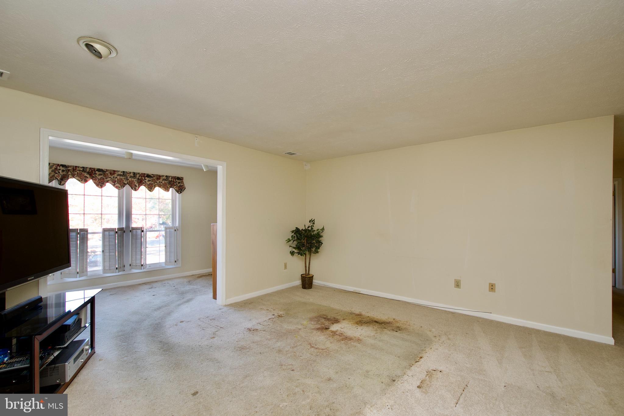 10066 Oakton Terrace Road, Unit 10066 Oakton, VA 22124 - Photo 7 of 35 LR view to Sunroom