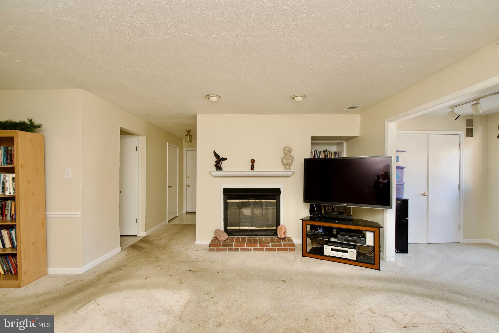 10066 Oakton Terrace Road, Unit 10066 Oakton, VA 22124 - Photo 10 of 35 Entry and Livingroom