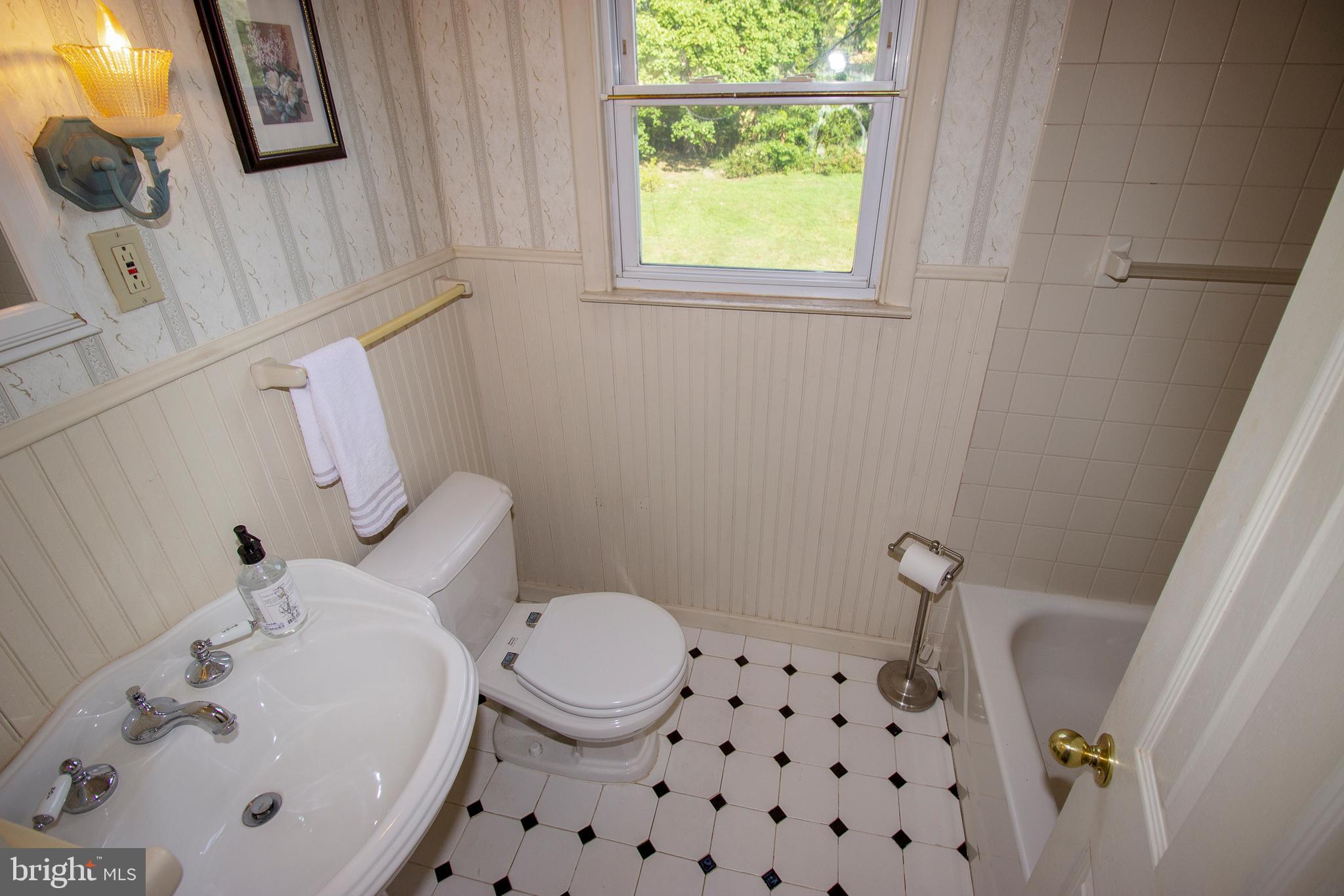 29 Brant Road Norristown, PA 19403 - Photo 17 of 18 Hall Bath