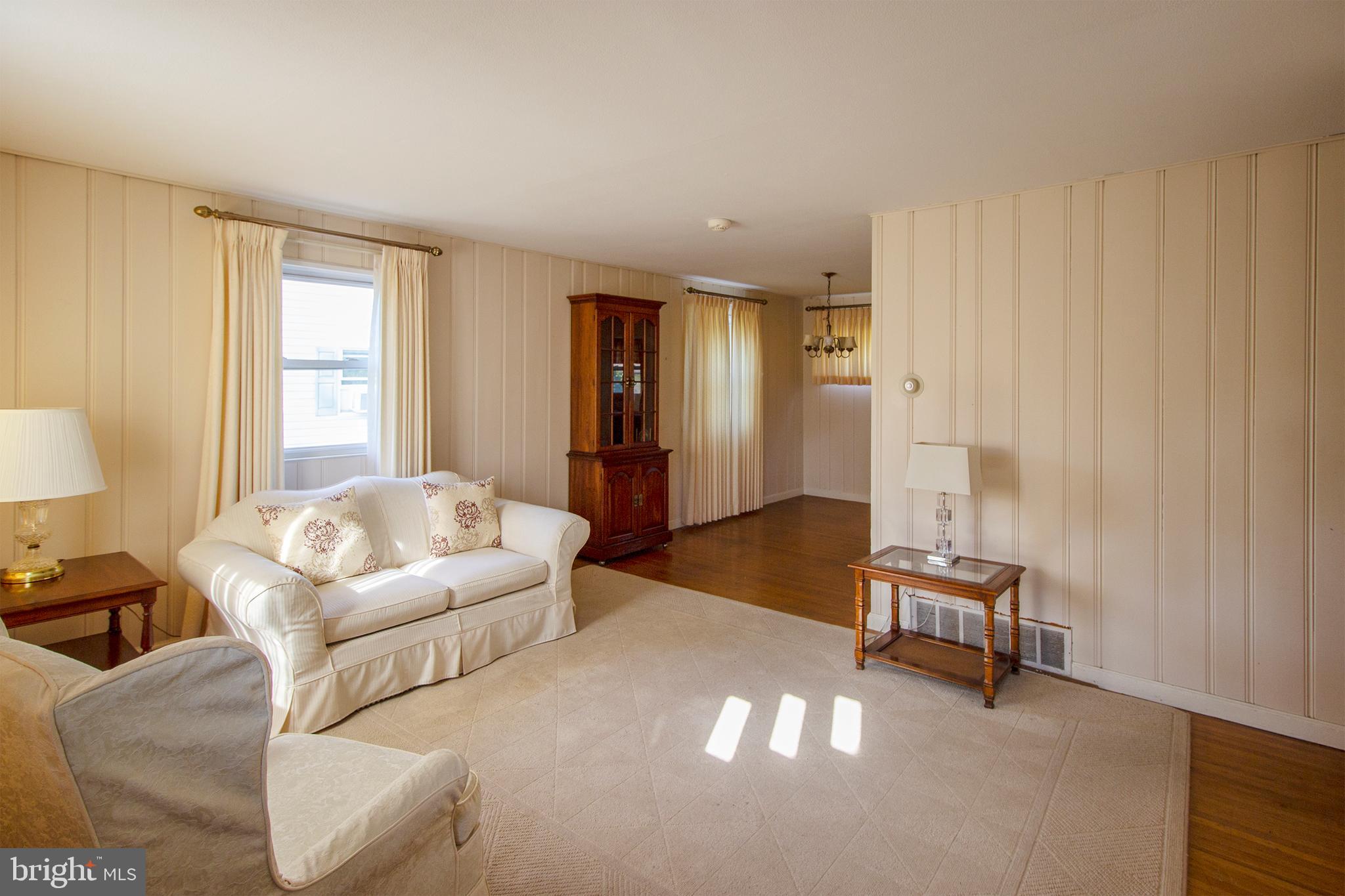 29 Brant Road Norristown, PA 19403 - Photo 7 of 18 Entry into Living Room