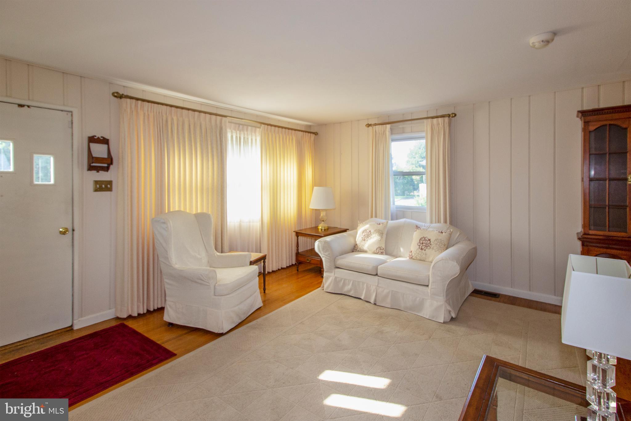 29 Brant Road Norristown, PA 19403 - Photo 9 of 18 Living room