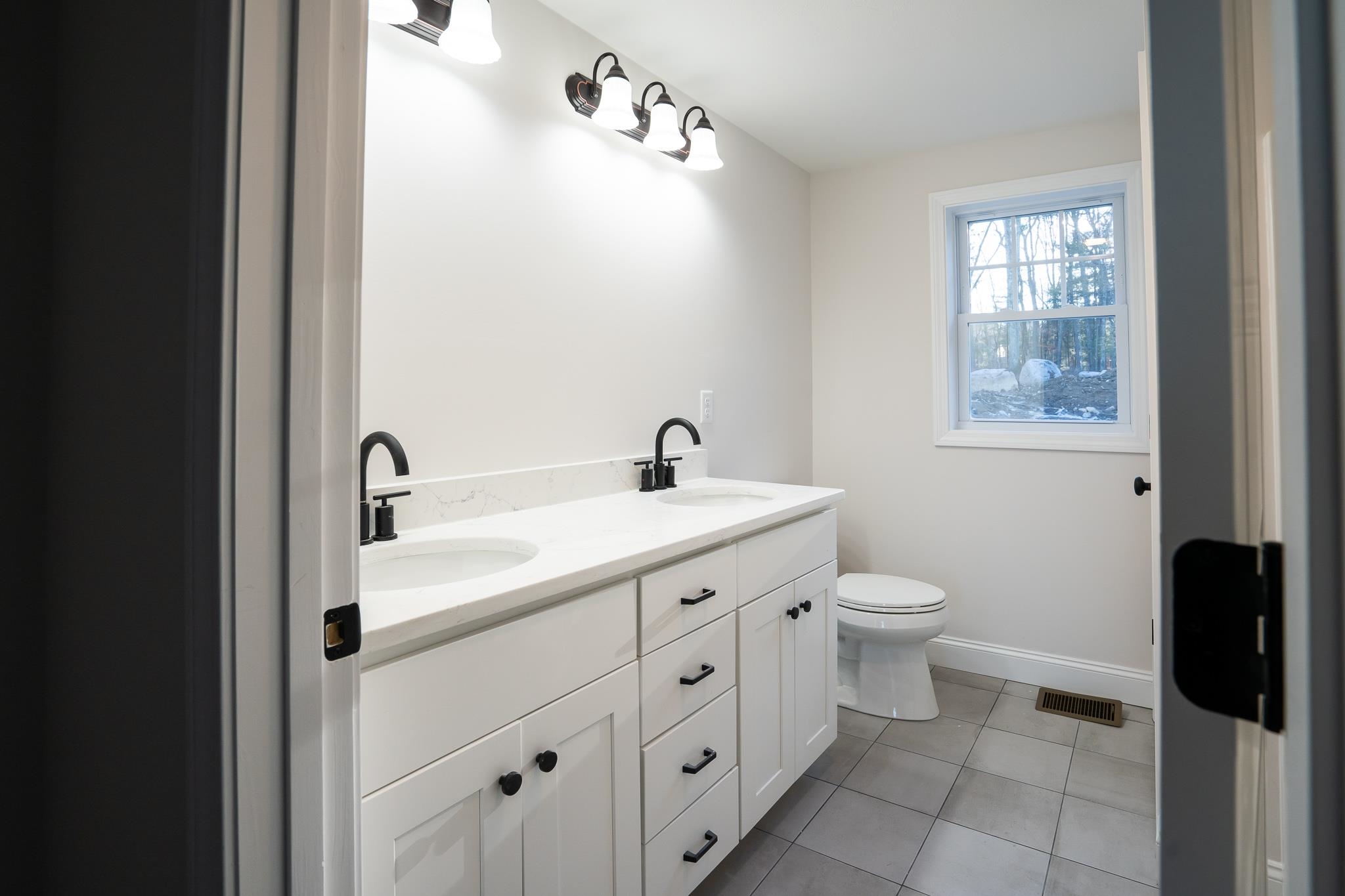 19 Mammoth Road Pelham, NH 03076 - Photo 6 of 22