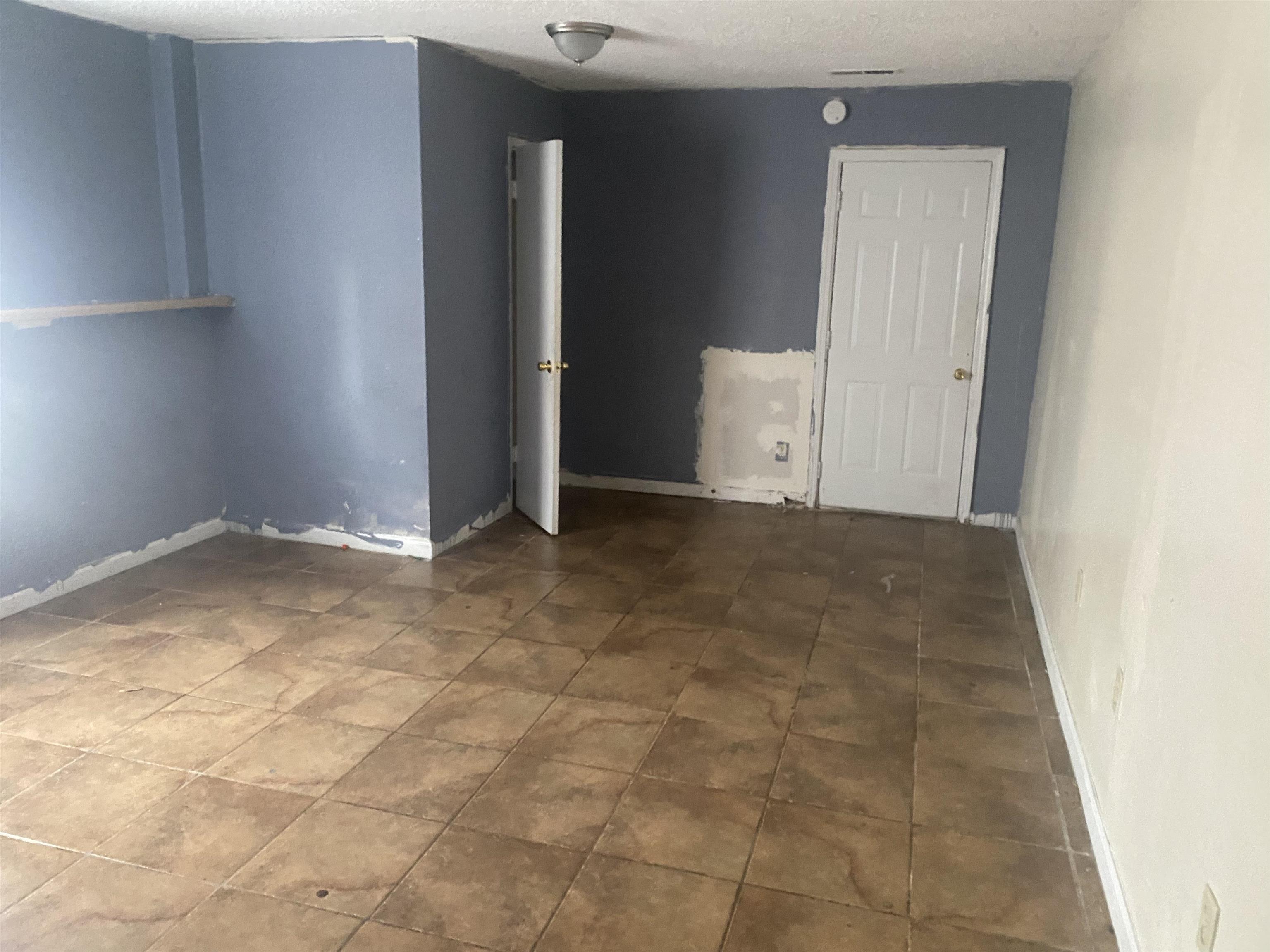 4795 Allrand Road Memphis, TN 38118 - Photo 18 of 21 an empty room with windows