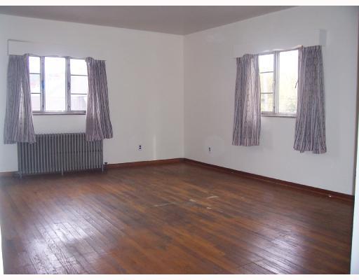 44 Ohio Street McKees Rocks, PA 15136 - Photo 6 of 8 Living Room.
