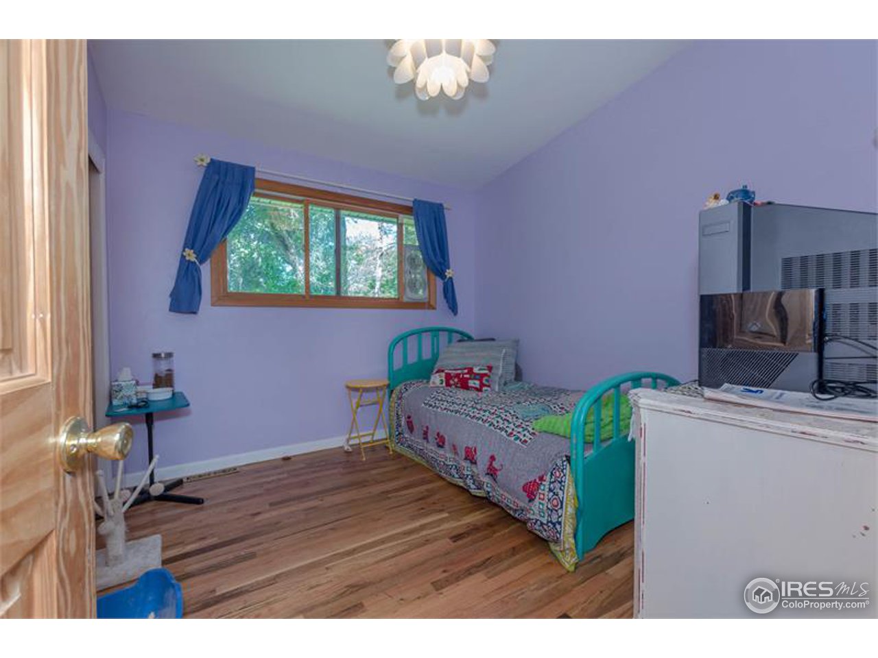 724 Gapter Road Boulder, CO 80303 - Photo 14 of 20 a bedroom with a bed and a window