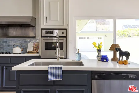 $1,399,000 | 1561 Carmona Avenue, Los Angeles, CA 90019