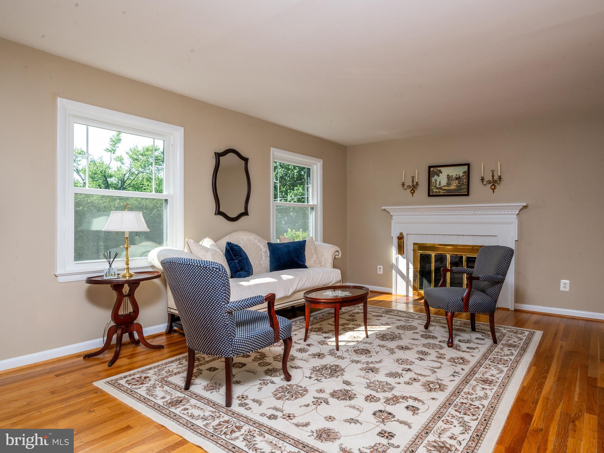 2300 Collingwood Road Alexandria, VA 22306 - Photo 7 of 41 Living Room