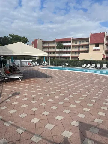 $1,500 | 1025 Country Club Drive, Unit 302, Margate, FL 33063