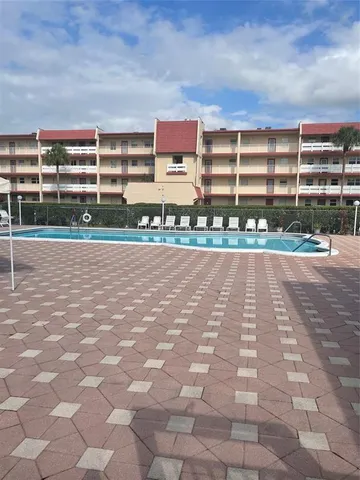 $1,500 | 1025 Country Club Drive, Unit 302, Margate, FL 33063