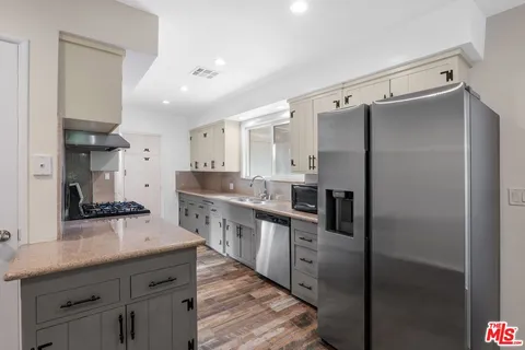 $7,400 | 15543 Del Gado Drive, Sherman Oaks, CA 91403