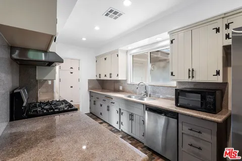 $7,400 | 15543 Del Gado Drive, Sherman Oaks, CA 91403