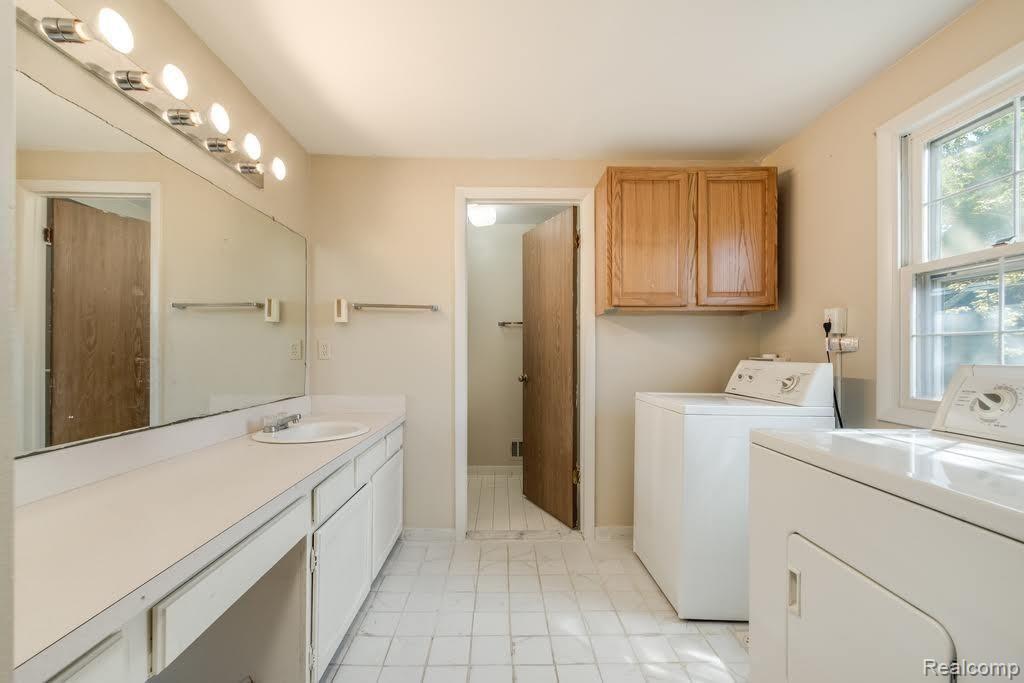 2484 Weathervane Road West Bloomfield, MI 48324 - Photo 17 of 40 Gallery Image 17