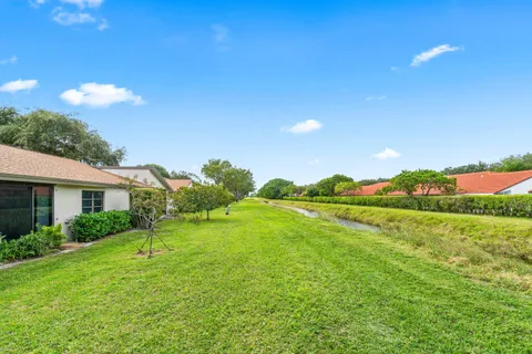 a view of an house with backyard and garden