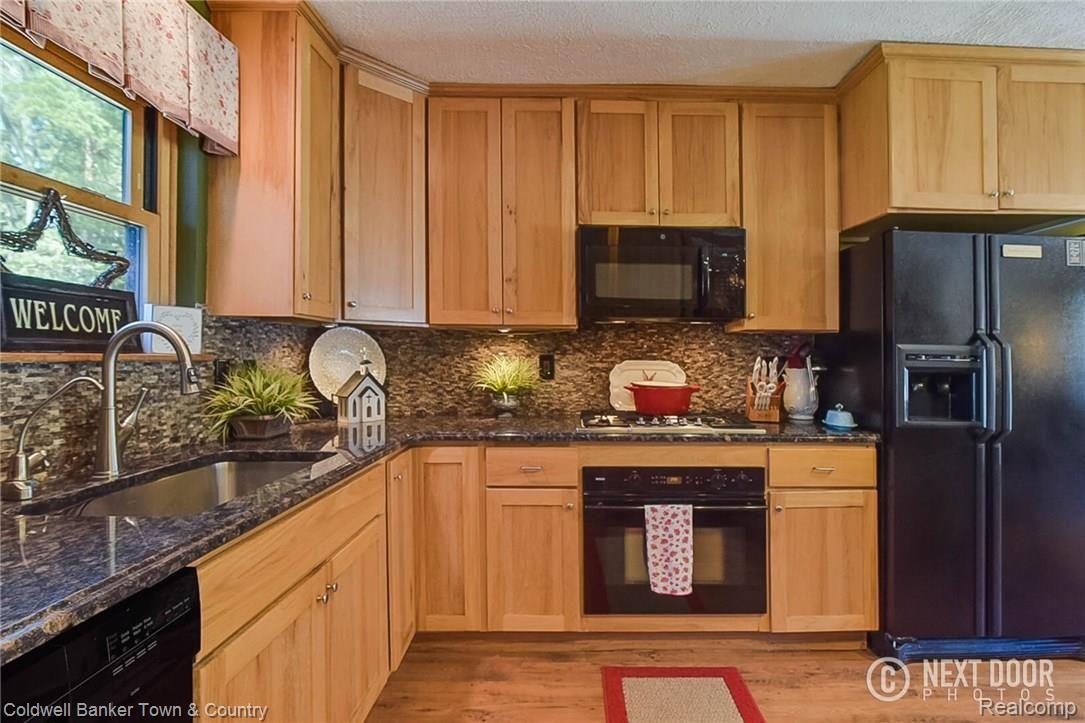8582 Bishop Road Brighton, MI 48116 - Photo 4 of 13 Updated Kitchen w/Granite and Backsplash