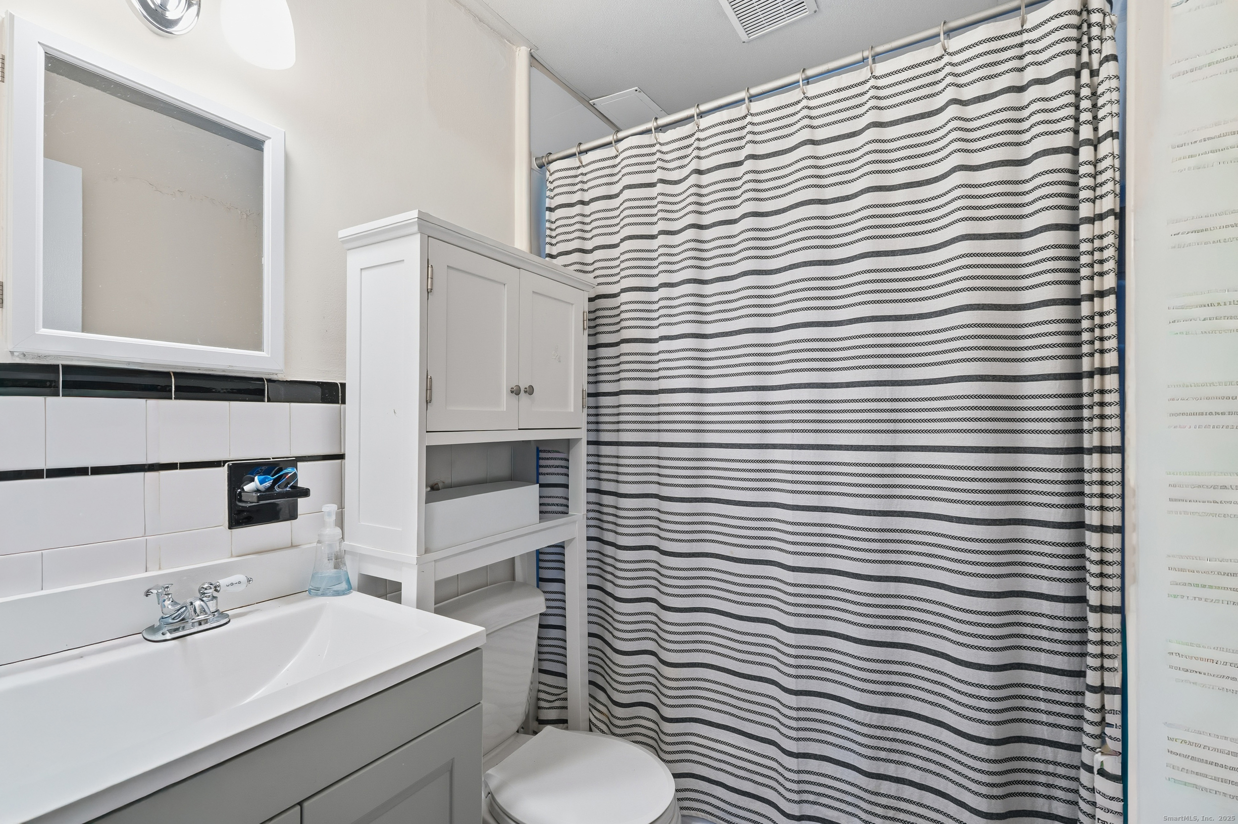 144 Warsaw Street Fairfield, CT 06825 - Photo 27 of 39 a bathroom with a toilet a sink and mirror