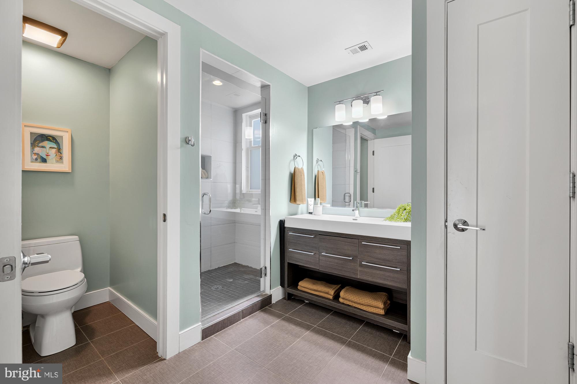 2142 O Street Northwest, Unit 900 Washington, DC 20037 - Photo 24 of 36 Primary bath