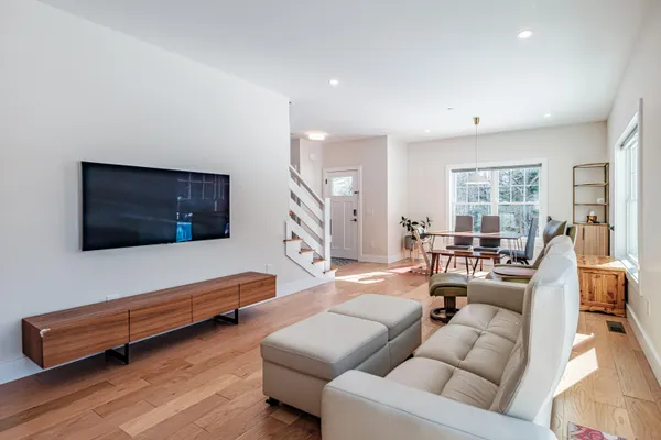 $699,900 | 17 Youngs Lane, Unit 17, Freeport, ME 04032