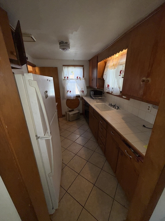 137 Carnavon Circle Springfield, MA 01109 - Photo 15 of 36