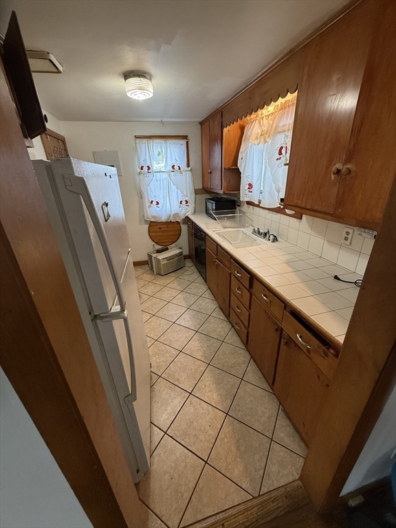 137 Carnavon Circle Springfield, MA 01109 - Photo 16 of 36