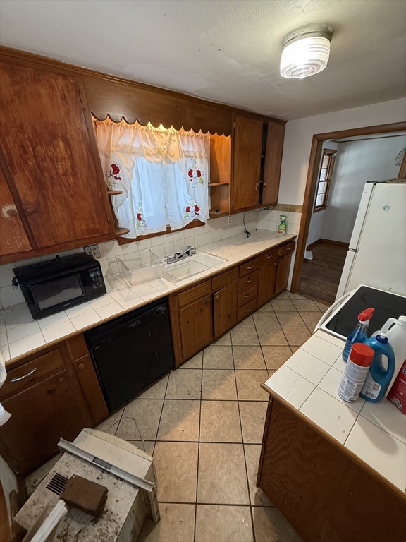 137 Carnavon Circle Springfield, MA 01109 - Photo 17 of 36