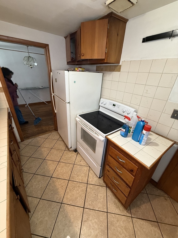 137 Carnavon Circle Springfield, MA 01109 - Photo 18 of 36