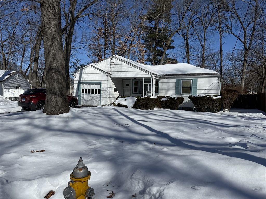 137 Carnavon Circle Springfield, MA 01109 - Photo 2 of 36