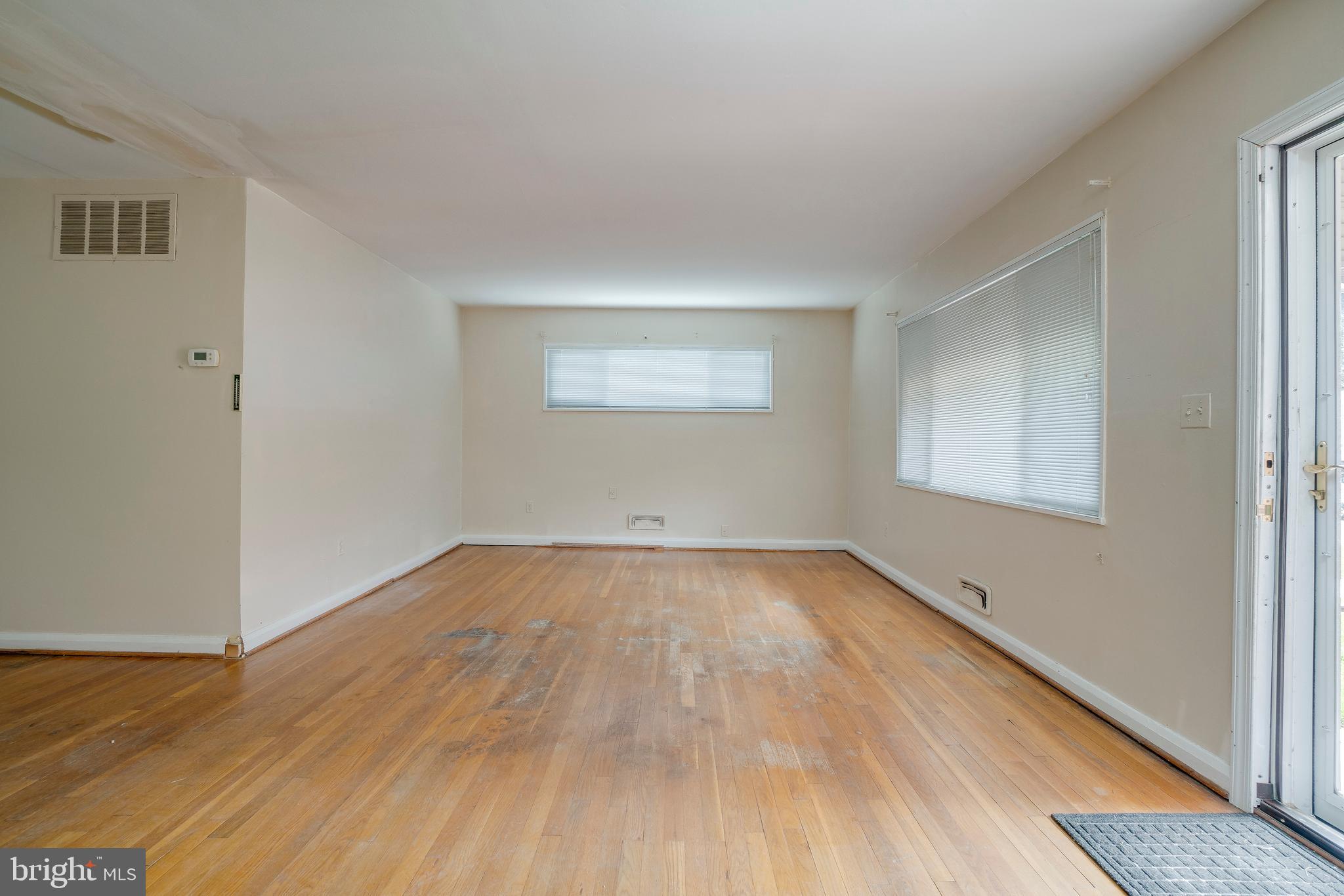 926 Prestwood Road Baltimore, MD 21228 - Photo 3 of 18 Living Room