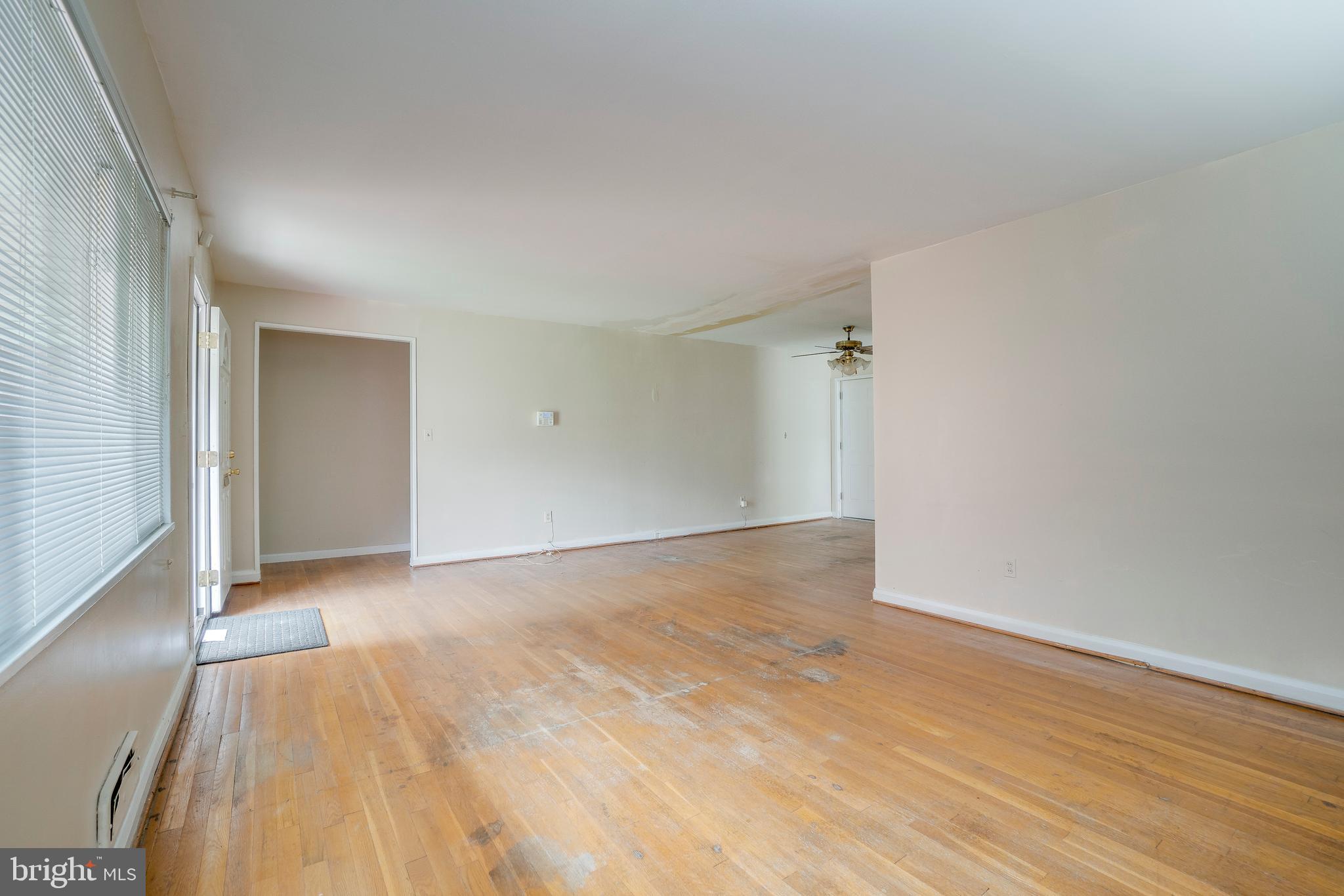 926 Prestwood Road Baltimore, MD 21228 - Photo 4 of 18 Living Room