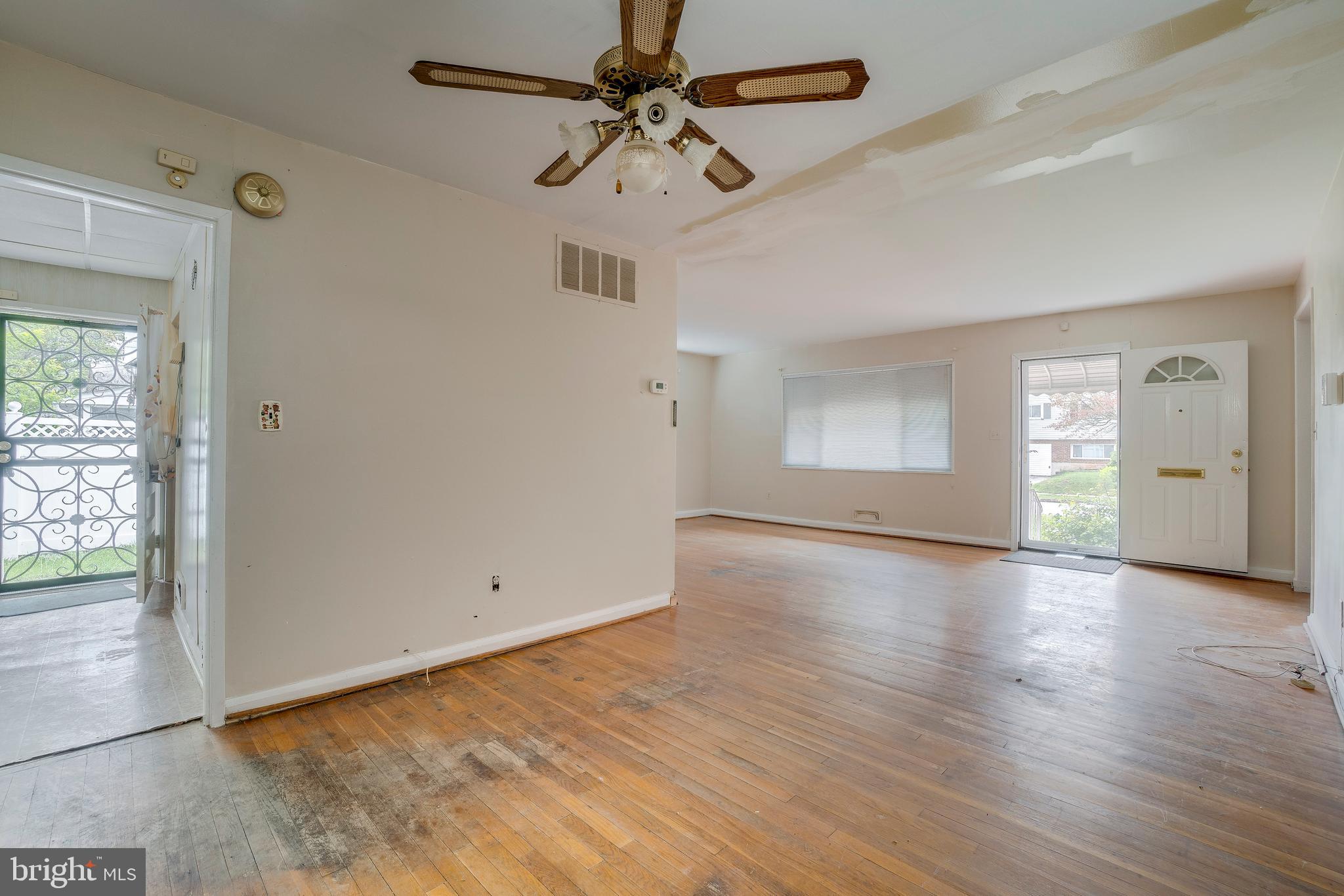 926 Prestwood Road Baltimore, MD 21228 - Photo 6 of 18 Dining Room